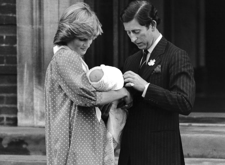 El 21 de junio de 1982, Diana y Carlos presentaron al príncipe William, su primer hijo