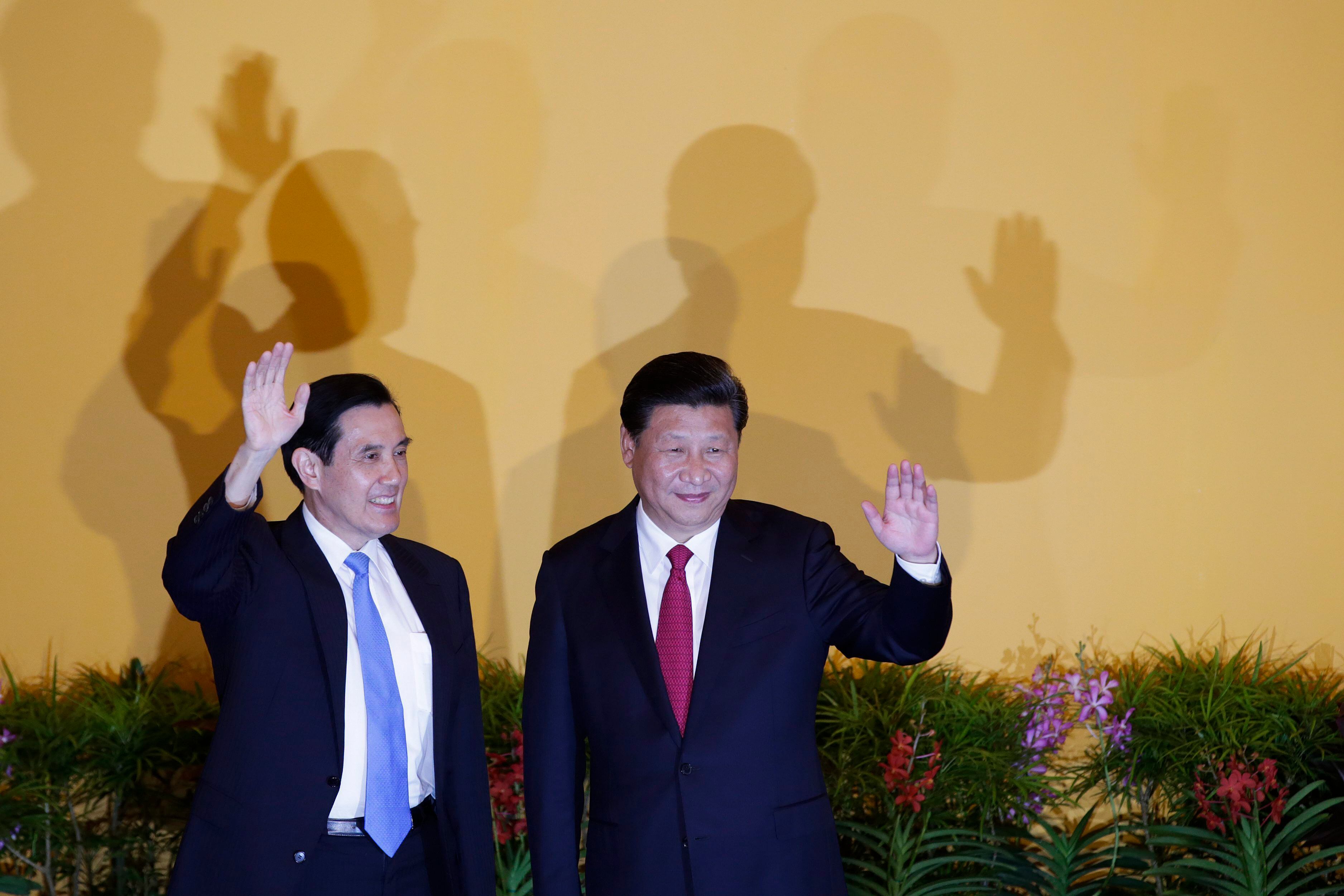 El presidente chino, Xi Jinping (D), y el entonces presidente taiwanés, Ma Ying-jeou (I), en Singapur, el 7 de noviembre de 2015. EFE/EPA/FAZRY ISMAIL 