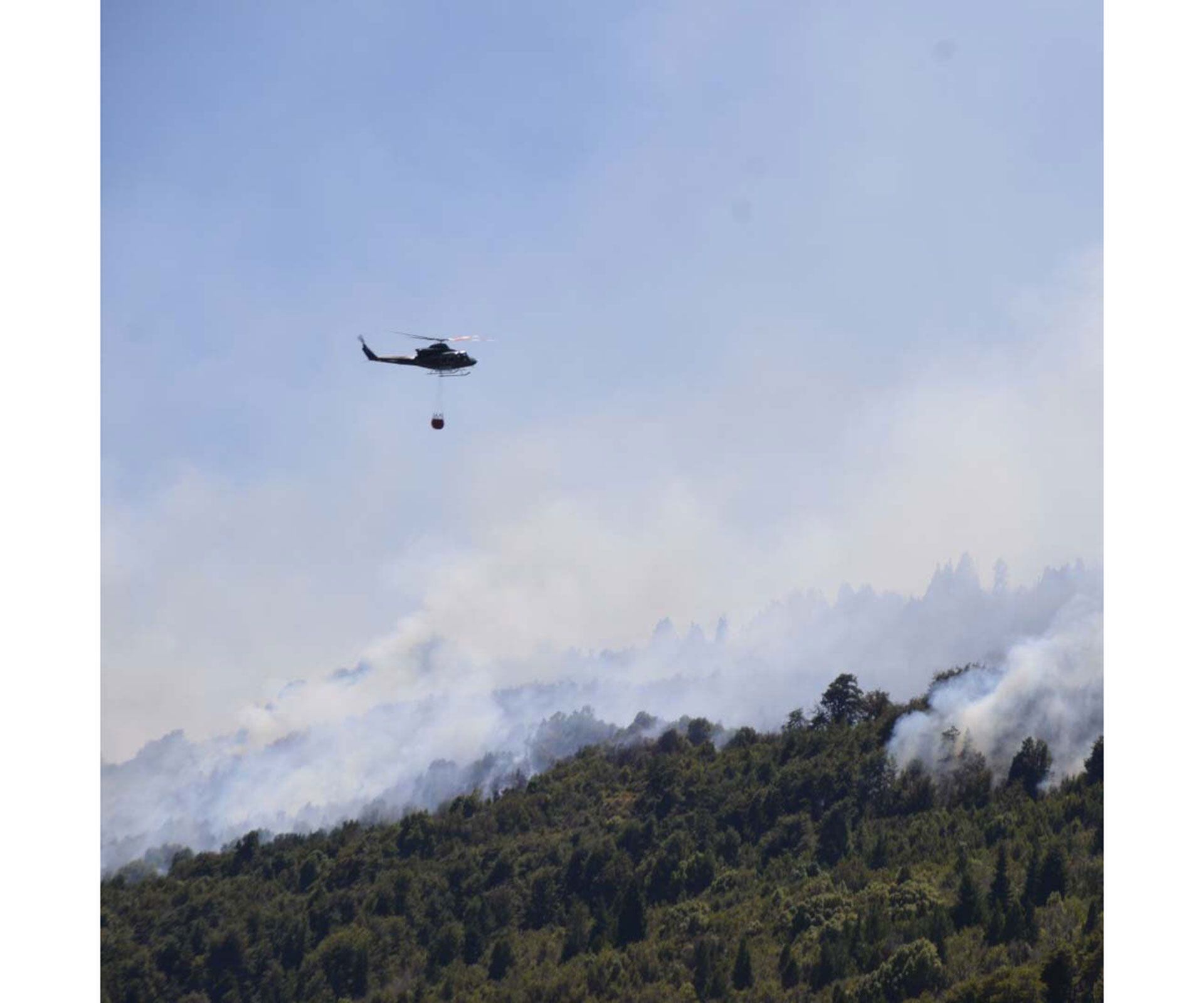 Continúan las tareas para apagar el incendio forestal en Parque Nacional Los Alerces