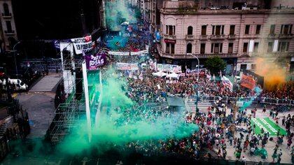 En el momento de la votación, el humo verde invadió también el lado celeste (Infobae-Thomas Khazki)