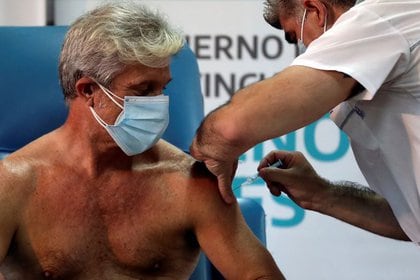 El doctor Emilio Macia, de 52 años, recibe una inyección de la vacuna Sputnik V (Gam-COVID-Vac) contra la enfermedad por coronavirus (COVID-19) en el hospital Dr. Pedro Fiorito de Avellaneda (REUTERS)