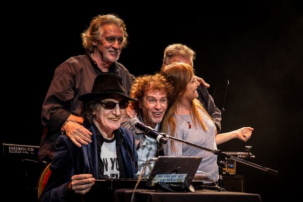 Raúl Porchetto junto a Charly garcía, Nito Mestre, León Gieco y María Rosa Yorio