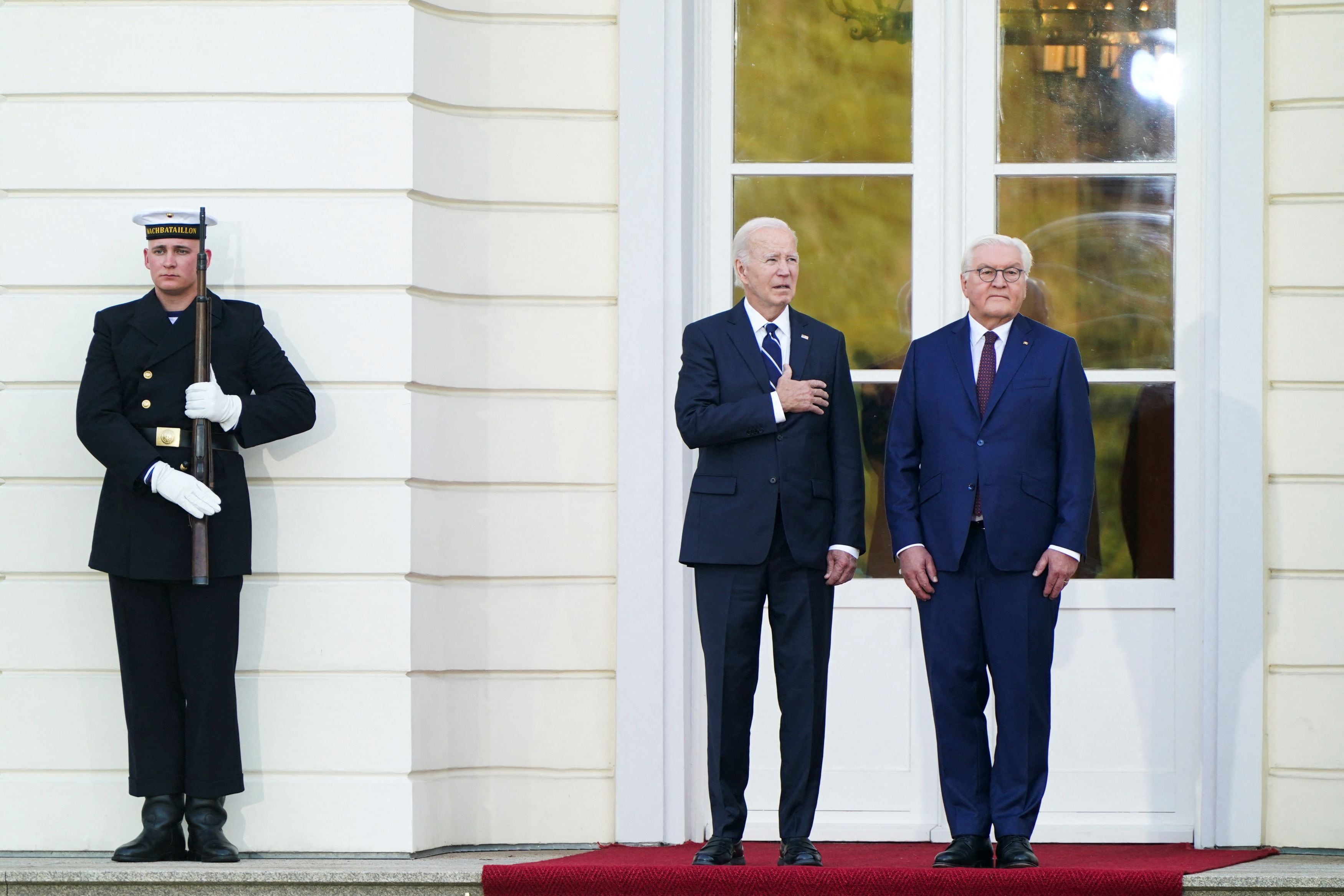 Tras reunirse con Steinmeier y ser condecorado, Biden se trasladará a la cancillería para varias reuniones de trabajo con el canciller alemán, Olaf Scholz, en una de las cuales estarán presentes también el presidente francés, Emmanuel Macron, y el primer ministro británico, Keir Starmer (REUTERS/Elizabeth Frantz)