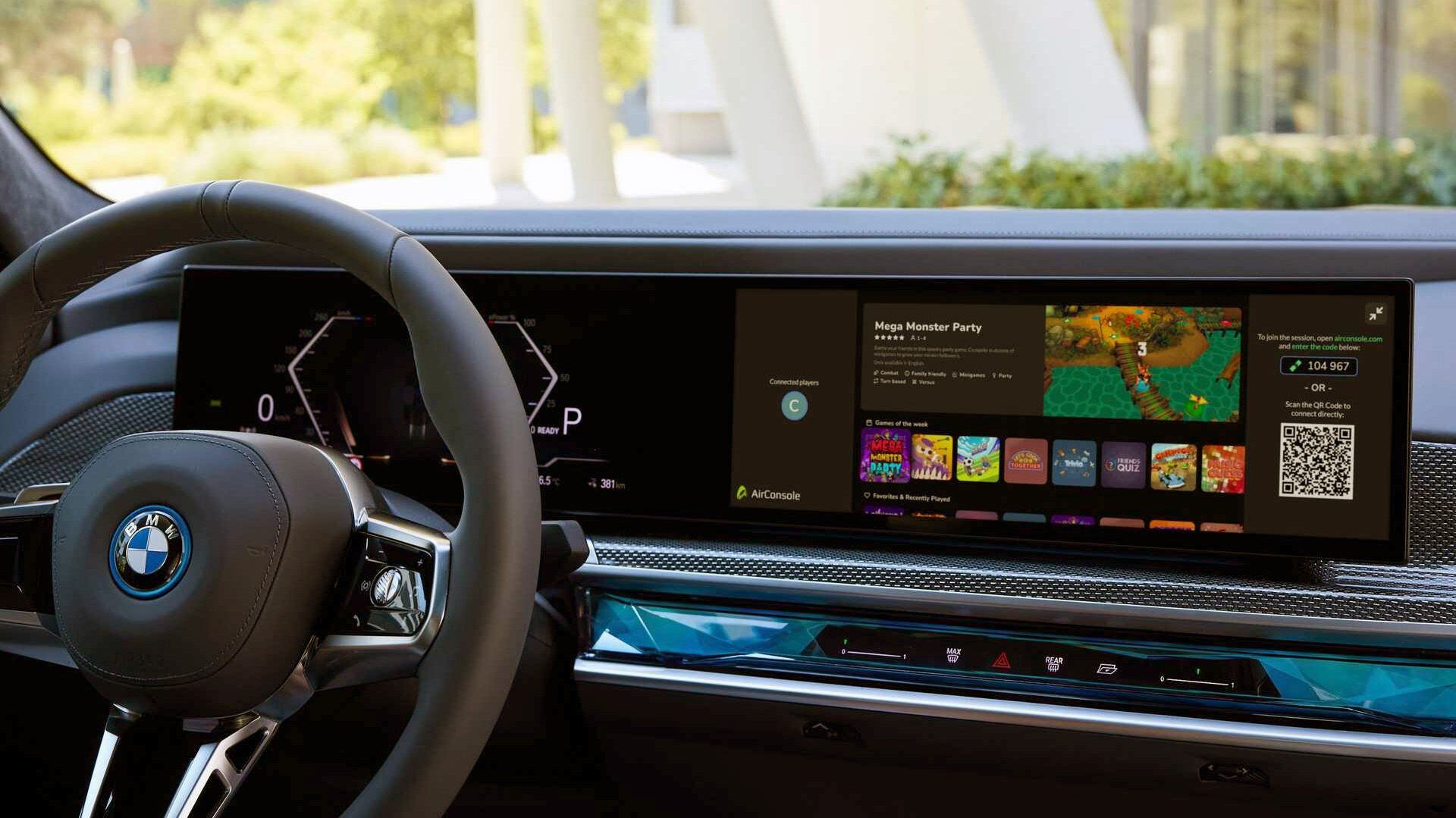 Un cine en tu coche: esta pantalla gigante integra  para ver  películas en los BMW