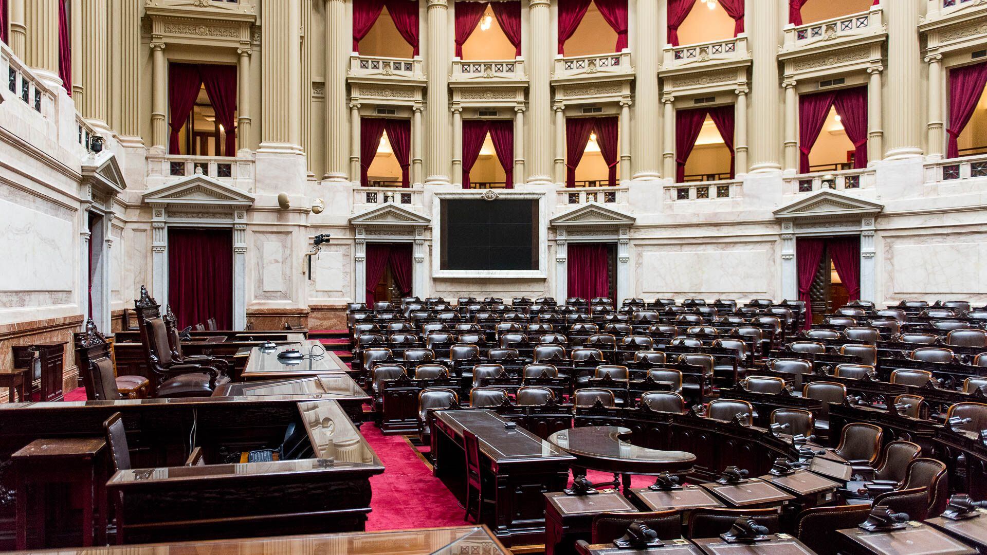 La Cámara de Diputados representa directamente al pueblo argentino. Está integrada por 257 diputados nacionales provenientes de los 24 distritos (23 provincias y la Ciudad Autónoma de Buenos Aires). Sus mandatos duran cuatro años. La actual presidenta es Cecilia Moreau, del Frente Renovador. Es la primera mujer que preside la Honorable Cámara de Diputados de la Nación (Gustavo Gavotti)