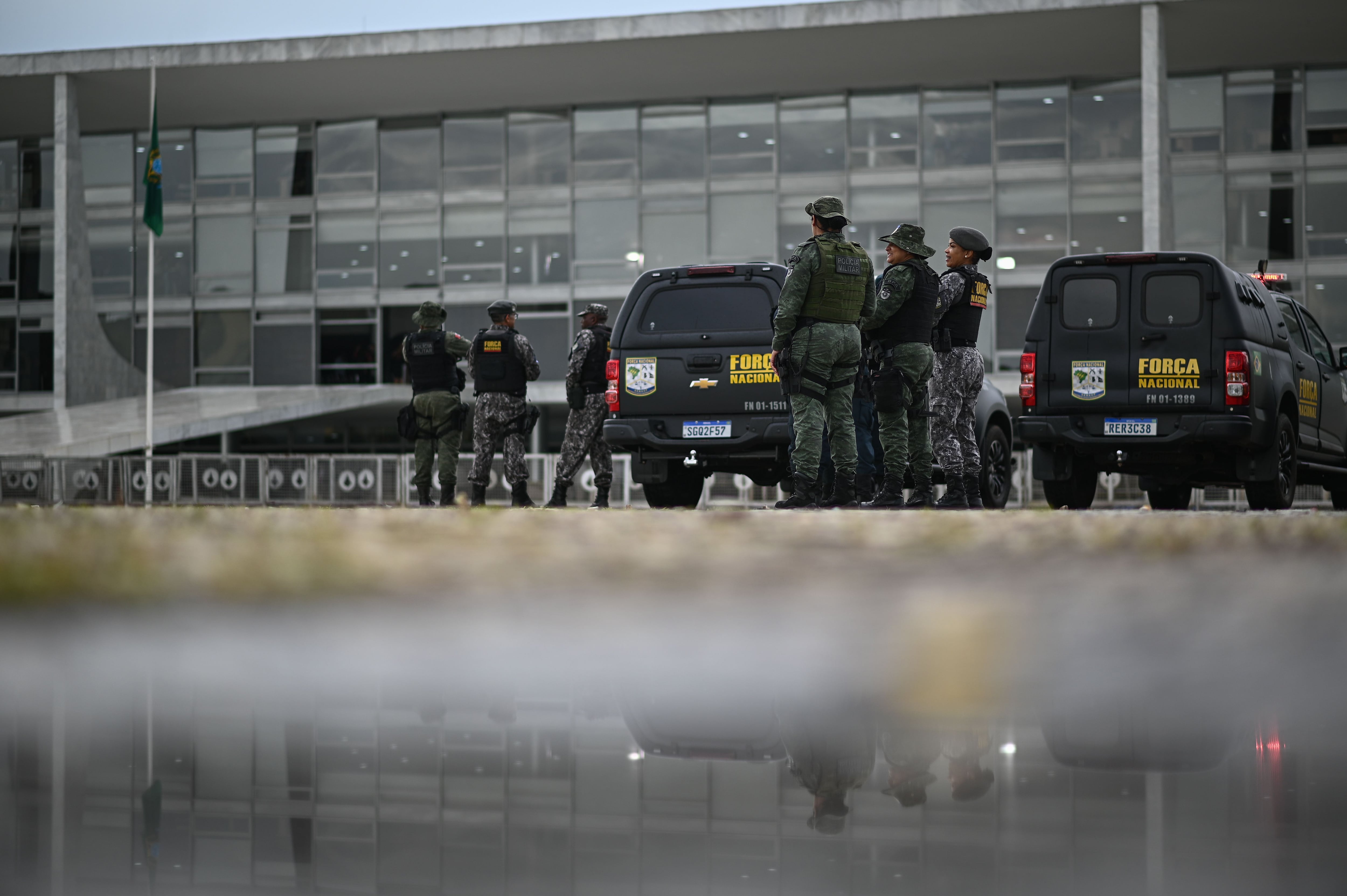 Oficiales de la Fuerza Nacional y de la Policía Militar llegan a la Plaza de los Tres Poderes para reforzar la seguridad tras las protestas en Brasilia (Brasil), en una fotografía de archivo. EFE/ Andre Borges

