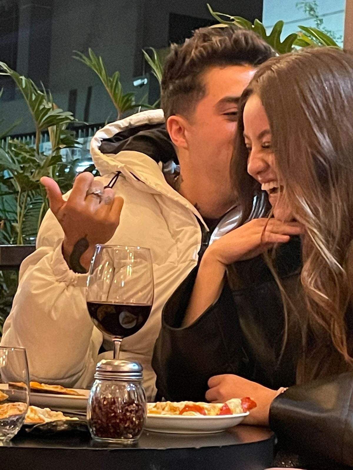 Mario Bautista y Karol Sevilla cenando - México 29 de noviembre