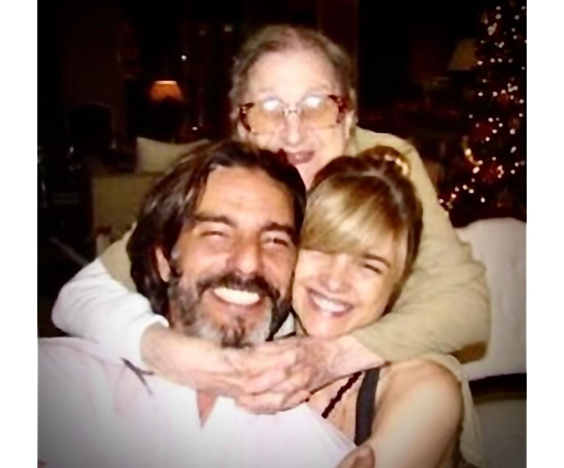 Araceli González en abrazo con su abuela María López y su marido, Fabián Mazzei