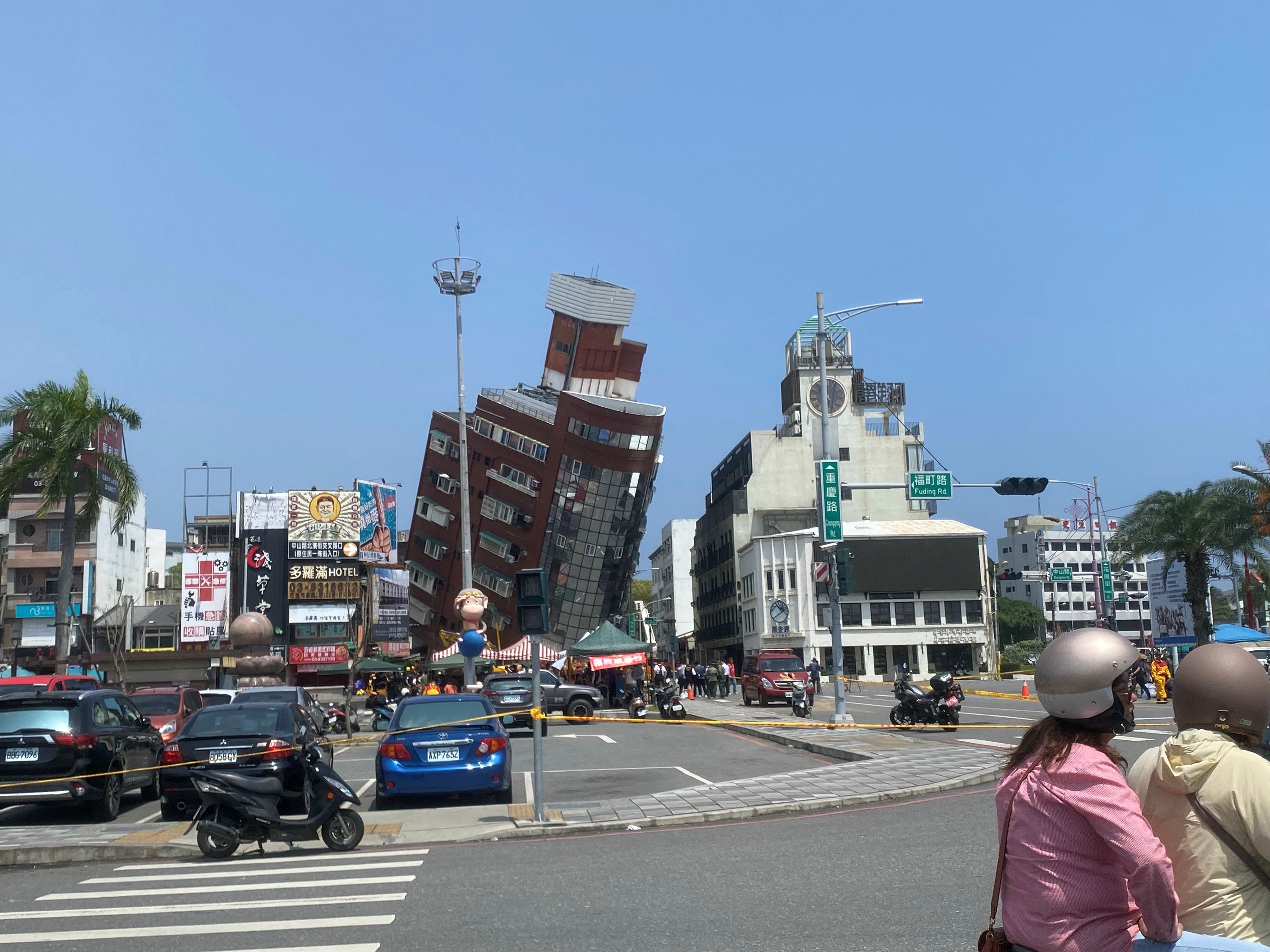 Un área de un edificio dañado acordonada después de un terremoto en Hualien, Taiwán, el 3 de abril de 2024 en esta imagen. Haote Zhang/Handout vía REUTERS