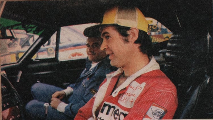 Oscar Roberto Castellano sobre su Dodge, en 1984 (Archivo CORSA).