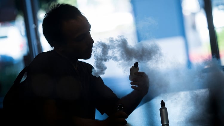 La OMS desaconsejó el uso del cigarrillo electrónico (Bloomberg)