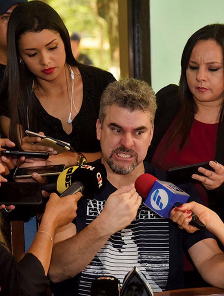 El narcotraficante brasileño Marcelo Fernando Pinheiro Veiga, conocido como “Marcelo Piloto”, da una conferencia de prensa en la Unidad Especial de la Policía de Paraguay el 6 de noviembre de 2018 en Asunción, Paraguay. Pinheiro fue extraditado a Brasil ese mismo mes para enfrentar múltiples cargos. (AFP)