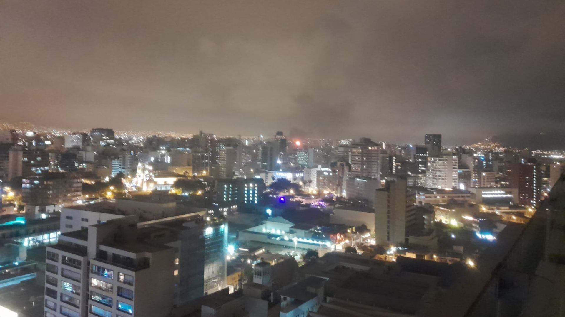 Llamas consumen último piso de edificio ubicado en la cuadra 7 de la Calle Alcanfores. (Foto: Félix Arias Schreiber / Infobae)