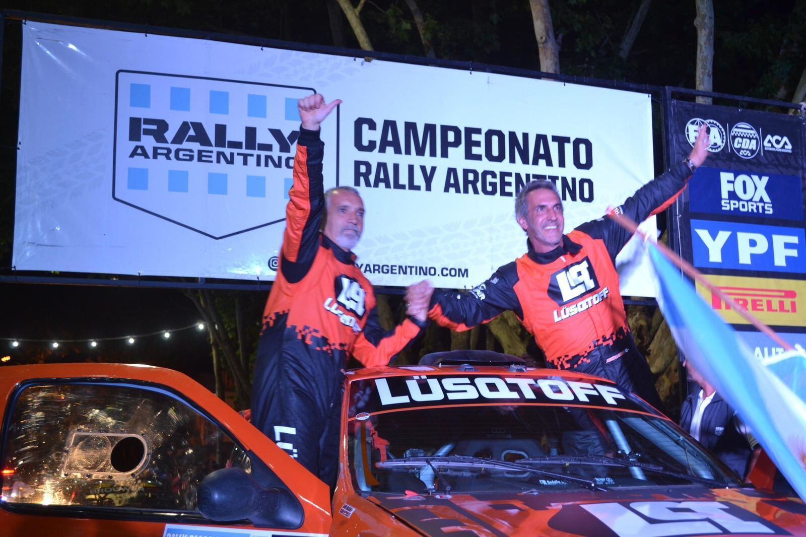 Ricardo Martinoglio y Claudio Muciachio saludan en la rampa de largada (Crédito: RQ Sport)