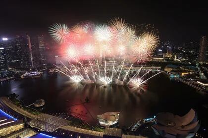 Los fuegos artificiales explotan sobre Marina Bay durante las celebraciones del año Nuevo en Singapur el 1 de enero de 2024. REUTERS/Edgar su