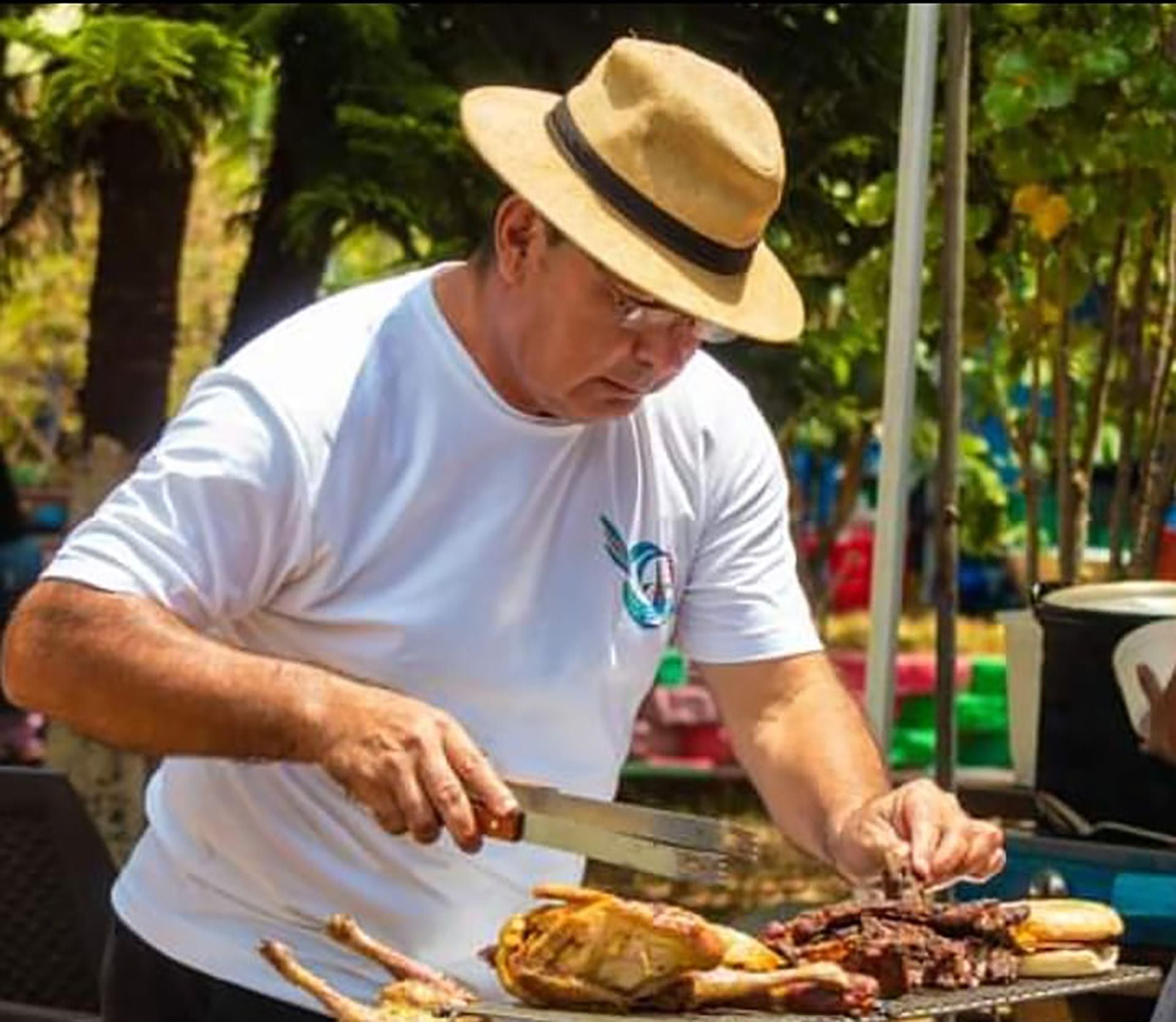 Mario, parrillero, en su restaurante de una ciudad turística de El Salvador