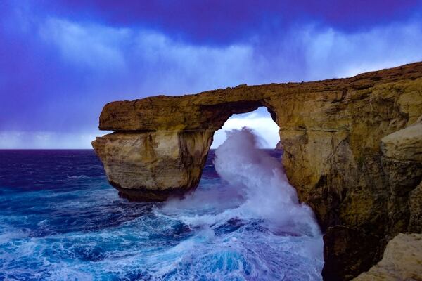 La Ventana Azul, una formación rocosa con un arco natural de piedra caliza de 28 metros de alto que se levantaba en la isla de Gozo en Malta. se derrumbó después de ser dañado por una tormenta en marzo de 2017. Alguna vez fue uno de los hitos turísticos más populares de Malta y apareció en la serie televisiva Juego de Tronos. En 2018, un arquitecto ruso propuso una versión renovada de Azure Window