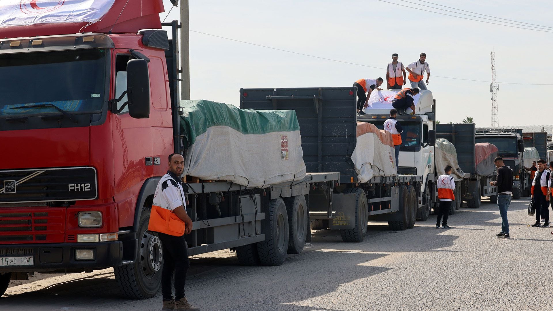 Unos 175 camiones con ayuda humanitaria llevan días esperando del lado egipcio para poder entrar en la Franja de Gaza (SAID KHATIB / AFP)