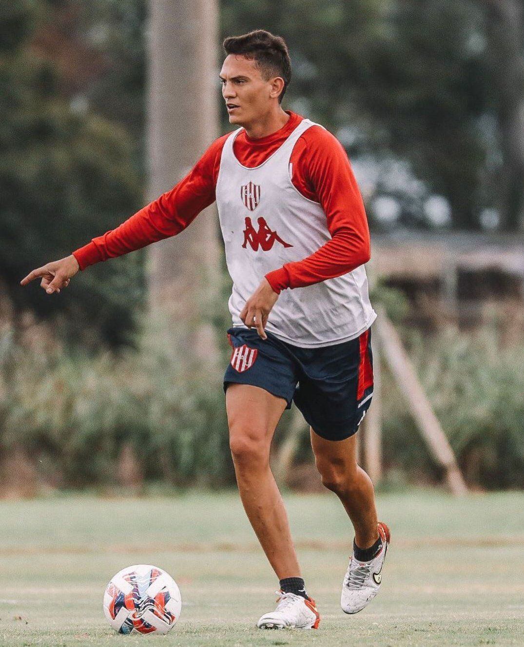 Facundo Aguero sería el central que llegaría a Santa Fe - crédito @CardenalFamilia/x