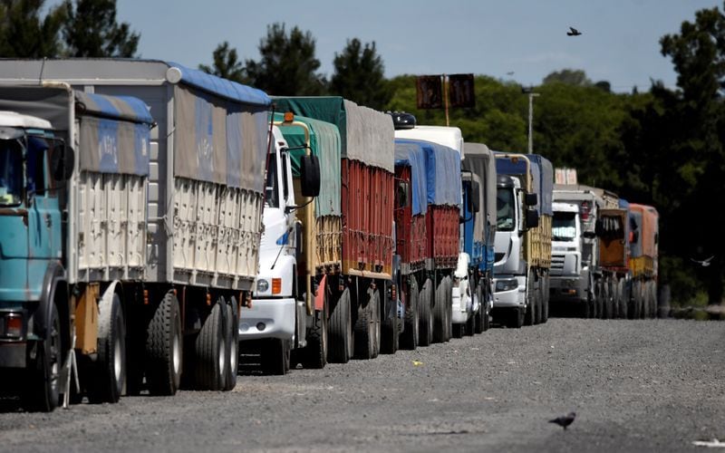 Fuerte impacto de la sequía en el sector del transporte de carga, ante la menor cosecha. REUTERS/Stringer