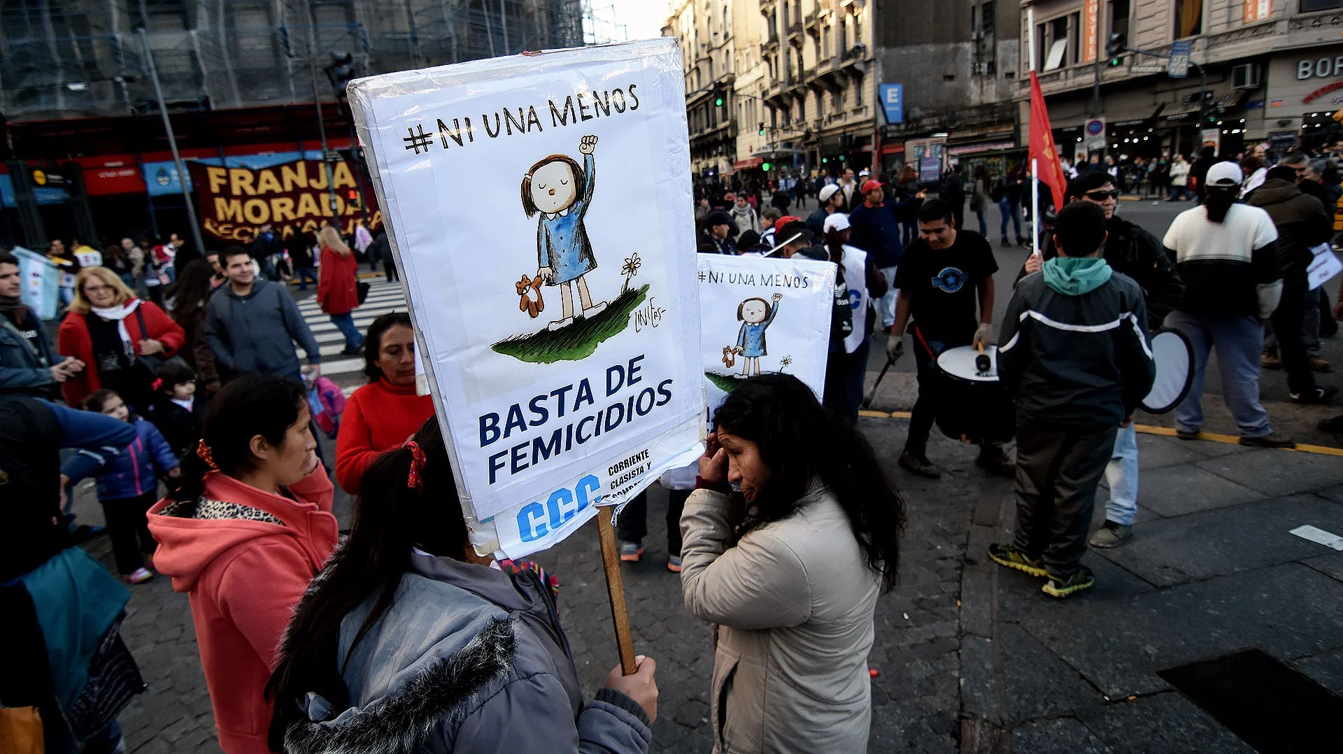 La imagen de la niña Enriqueta, personaje del dibujante Liniers, con el brazo levantado en señal de “basta” es, desde hace un año, un emblema de Ni Una Menos (Nicolás Stulberg)