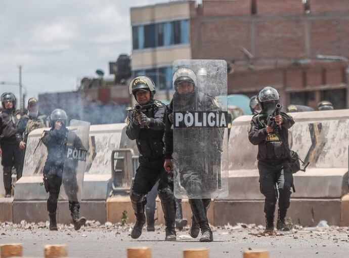 Policía volverá a tener el control de las calles de Puno. Fuerzas Armadas regresarán a sus cuarteles. (Aldair Mejía/EFE)