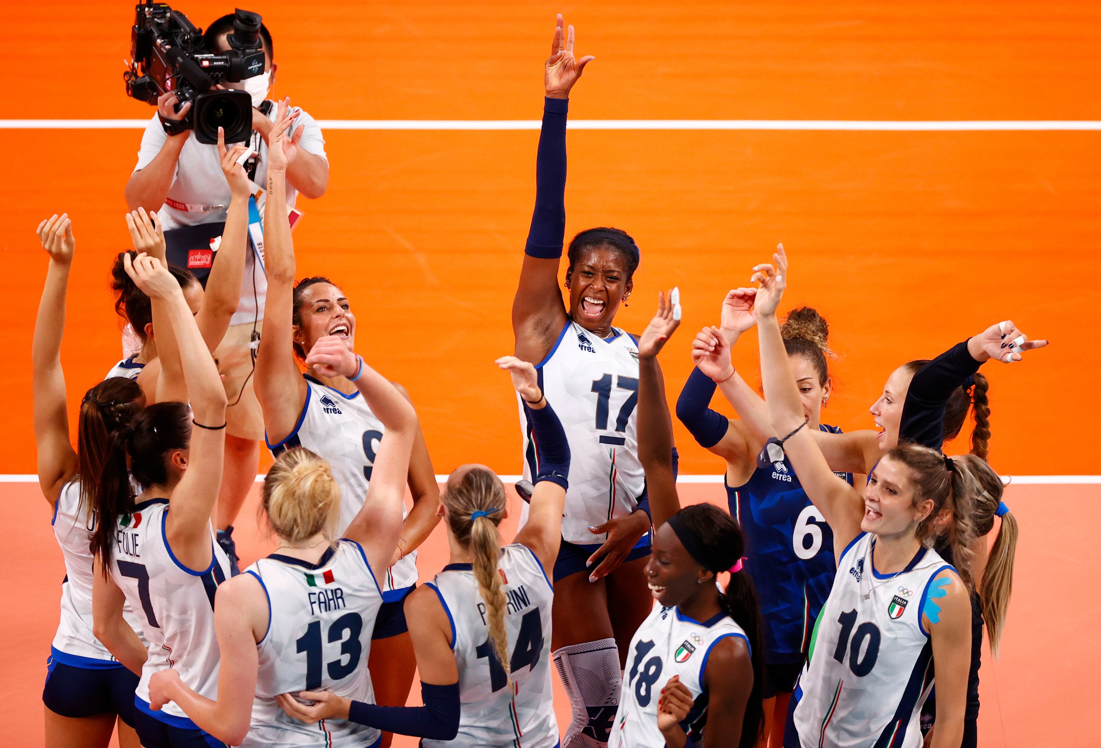 El equipo de Italia del grupo B de voleibol, celebra su triunfo de 3-0 contra Turquía. 