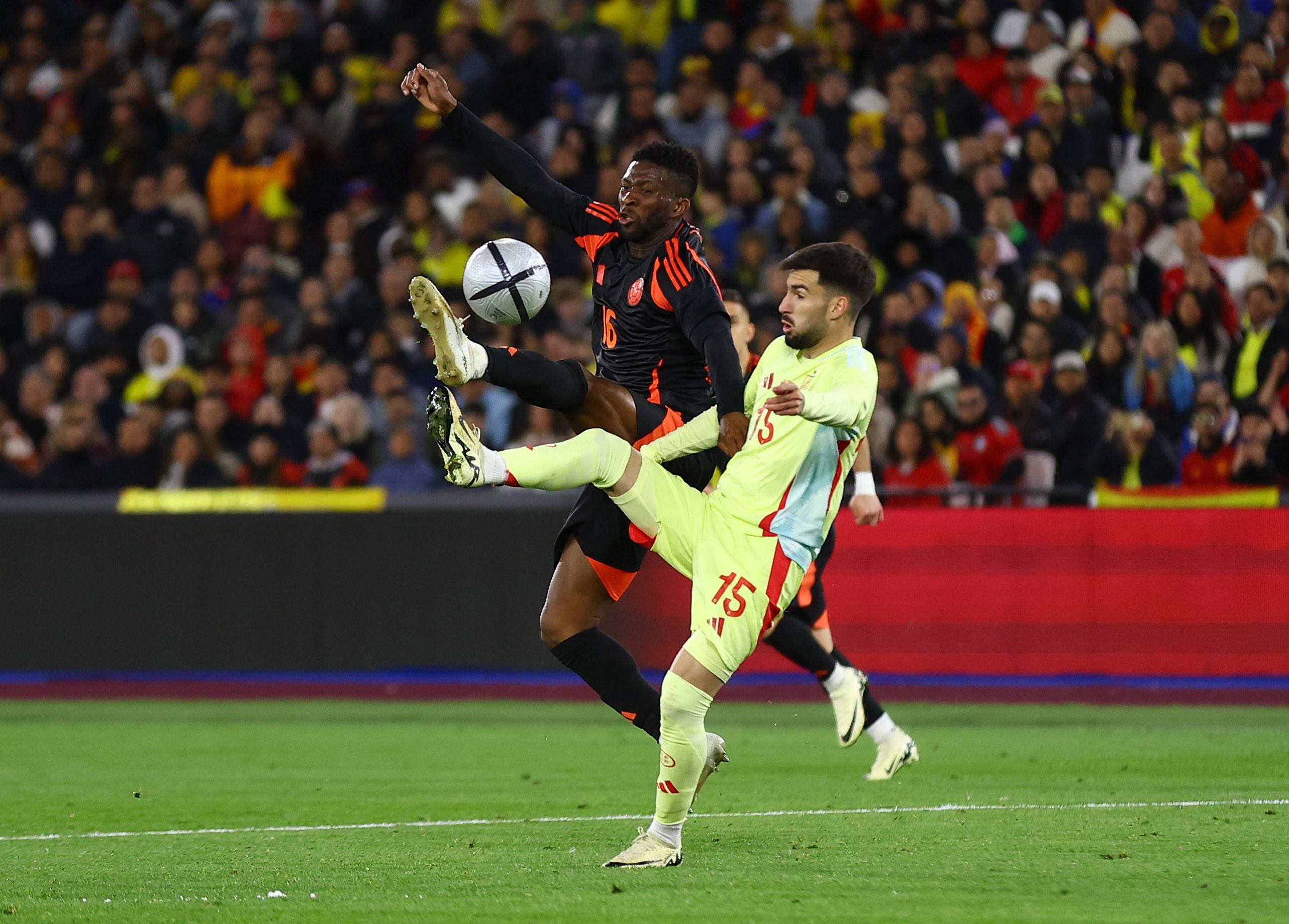 Jefferson Lerma en acción durante la victoria 1-0 de la selección Colombia ante España en la fecha FIFA de marzo - crédito Reuters/Matthew Childs