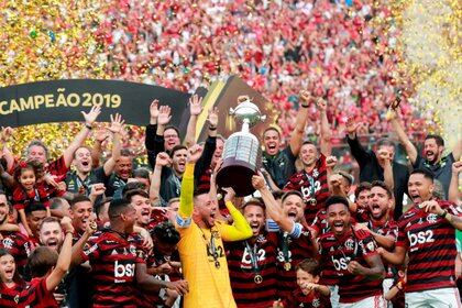 Los jugadores del Flamengo celebran tras ganar la Copa Libertadores ante River Plate en el estadio Monumental de Lima de Perú, el 23 de noviembre de 2019 (Reuters)