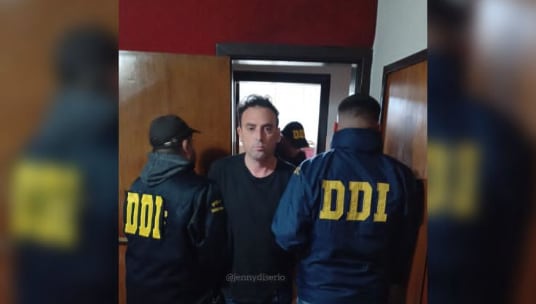 Lo atraparon agentes de la DDI de Lomas de Zamora y de la División Homicidios en la localidad bonaerense de Castelar