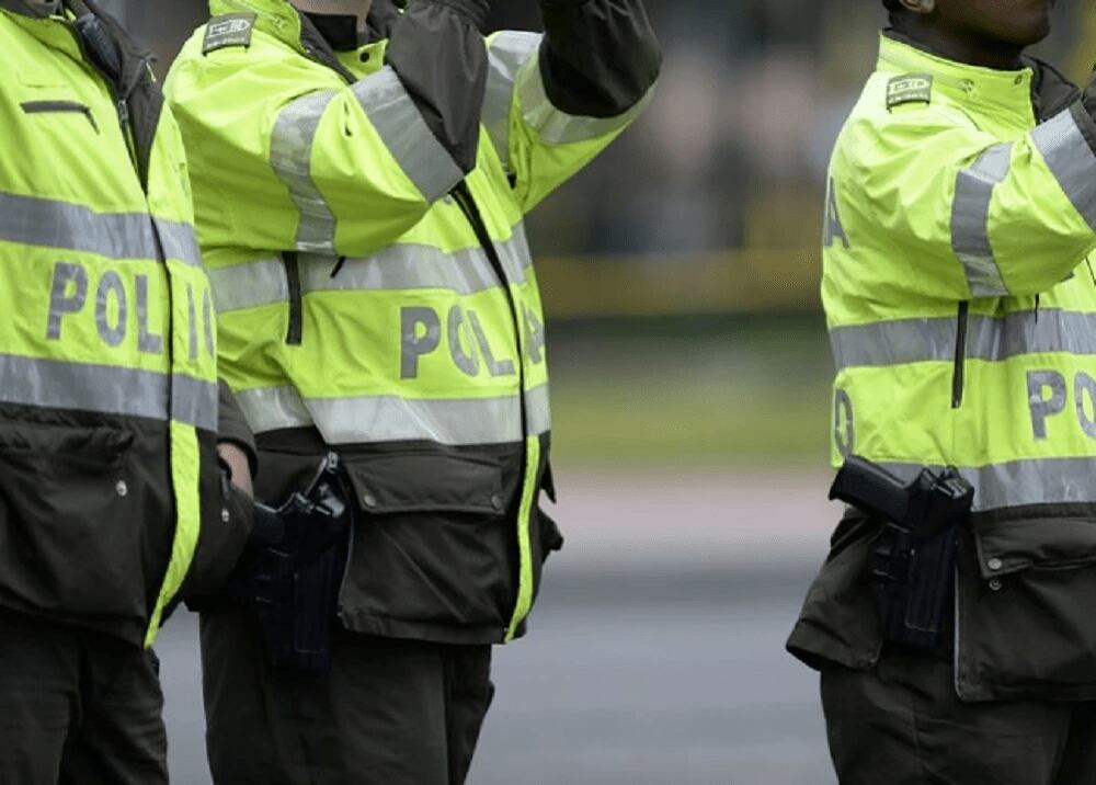 Agresión de Policía maltratando a un joven cerca a la Universidad Javeriana. | Foto: AFP.