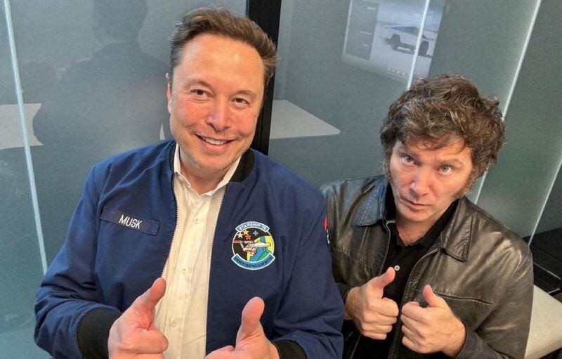 Javier Milei posa al lado de Elon Musk, presidente ejecutivo de Tesla y dueño de la red social X en la planta de Tesla en Austin, Texas, Estados Unidos.