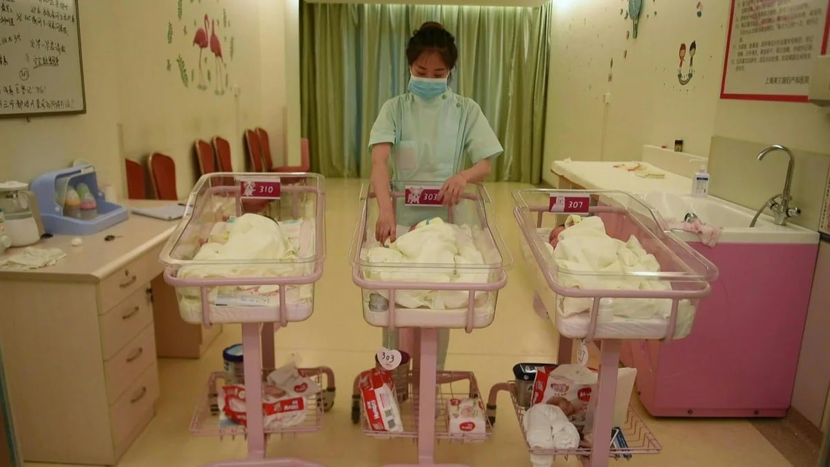 Hospitales en China suspendieron los servicios de parto debido a la caída en la tasa de natalidad