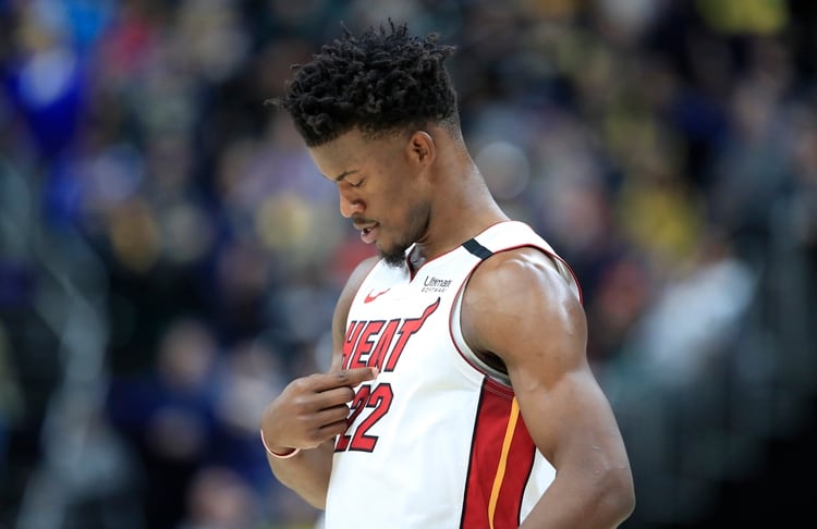 Jimmy Butler señala su camiseta con el 22 de los Miami Heat (AFP)