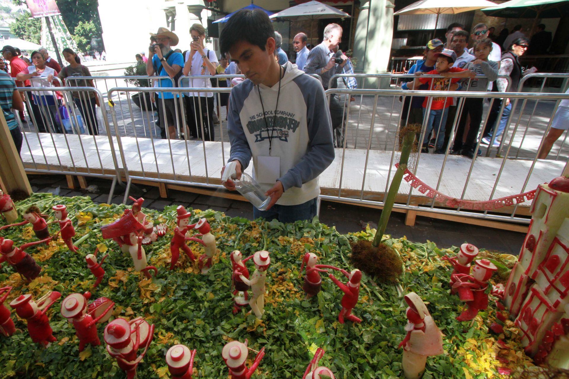 La Plaza de la Constitución acoge el concurso con un siglo de antigüedad, realzando el arte y festividad local