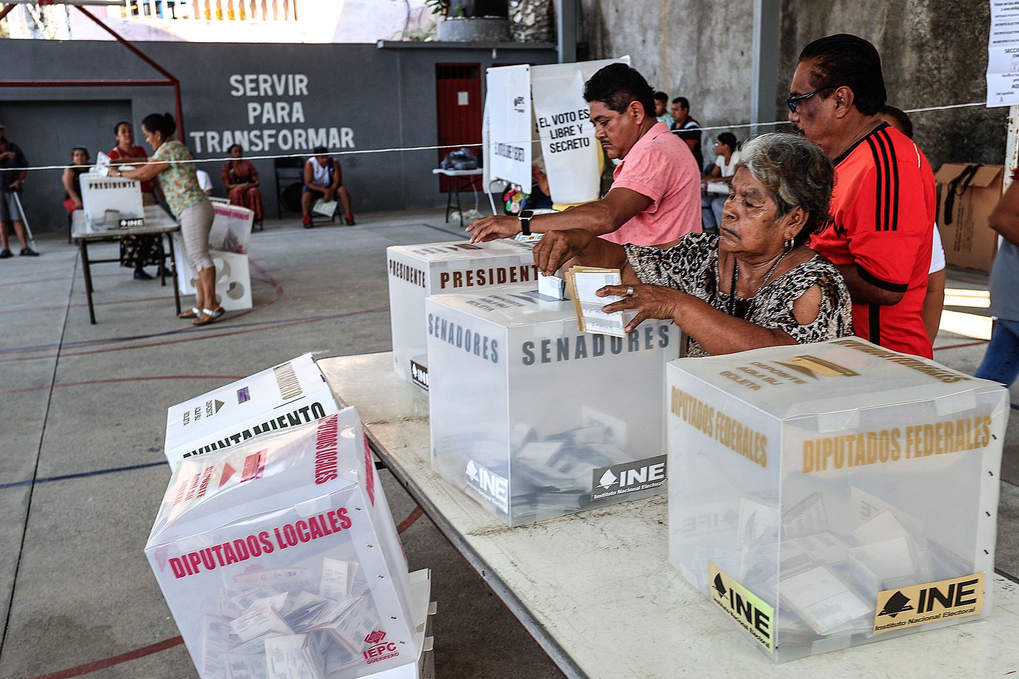 Una vez que los ciudadanos deciden a los candidatos por lo que votaran, lo siguiente es colocarlos en la boleta, doblarla y colocarla al interior de alguna de las urnas 
