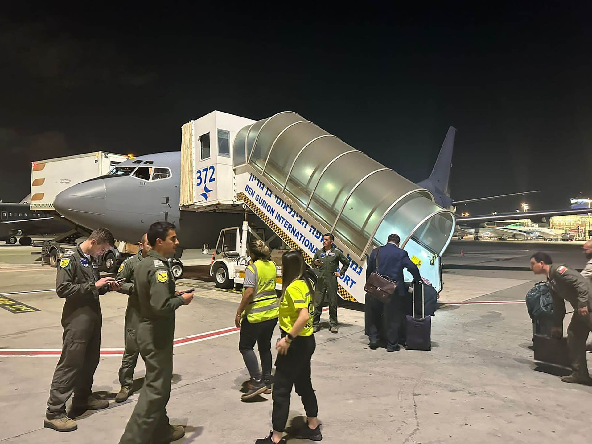 El Boeing 737 de ala Fuerza Aérea hará todos los viajes necesarios. Además, se sumó una segunda aeronave, un Hércules C-130.
Fotos: Fuerza Aérea de Chile