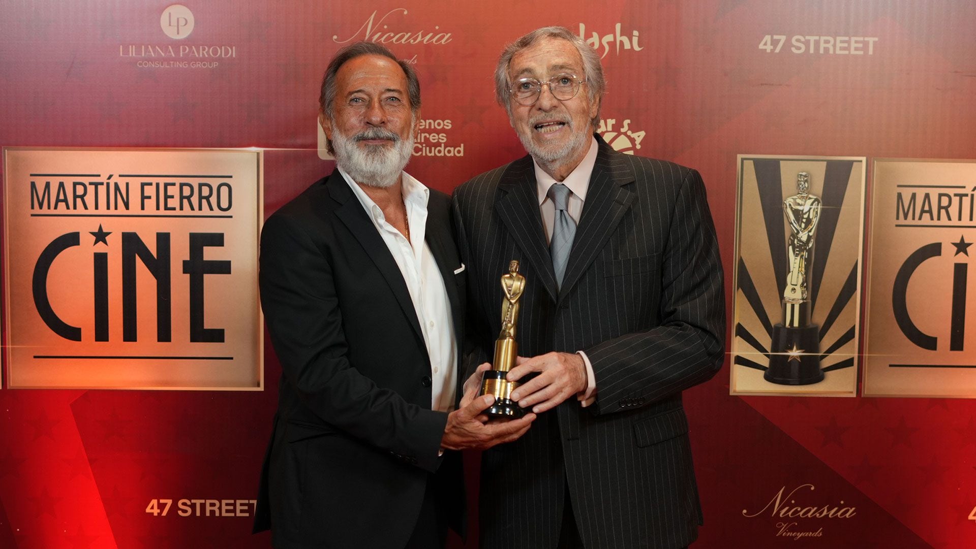 Guillermo Francella y Luis Brandoni recibieron el premio correspondiente a los directores de las series 