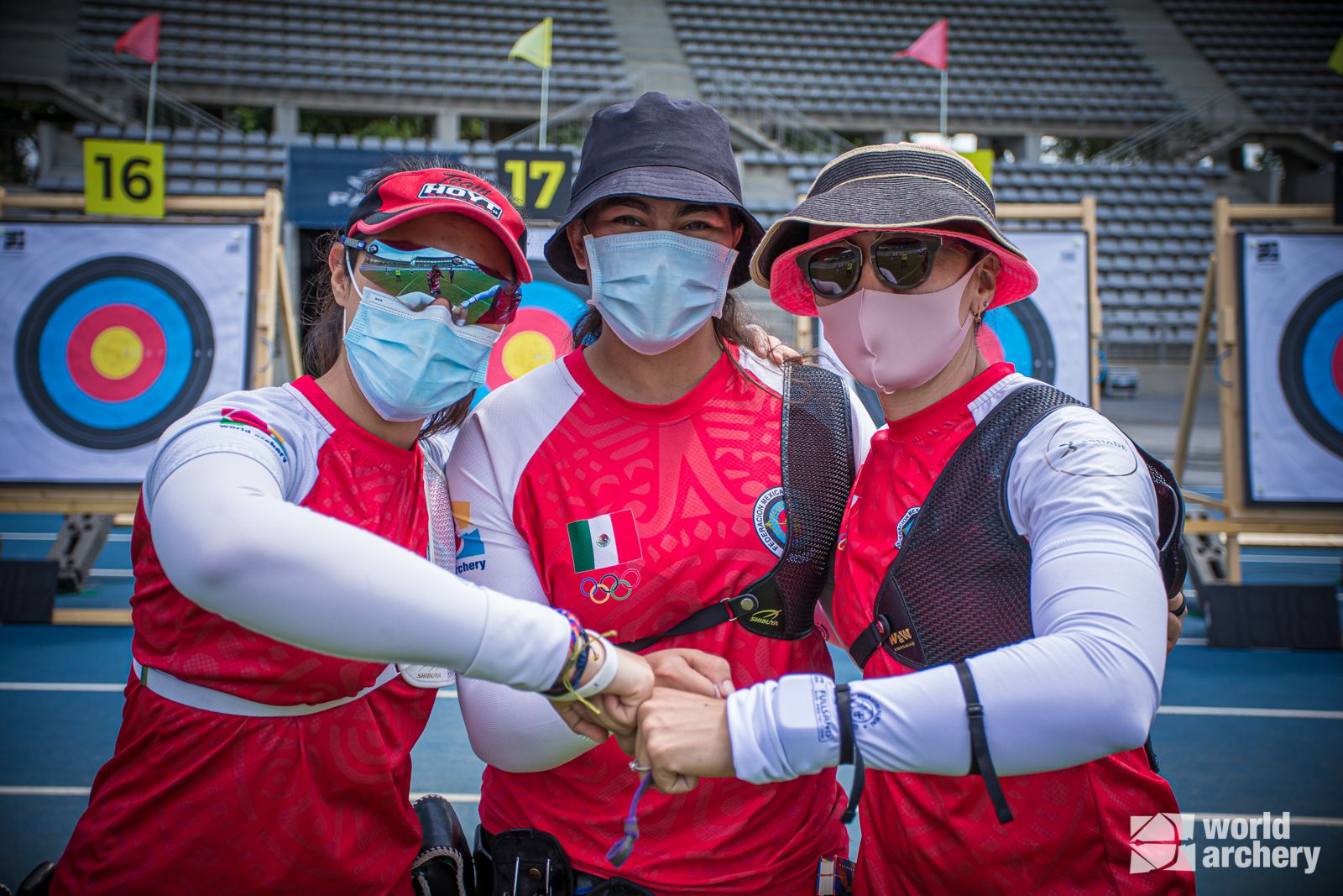 Aída Roman, Alejandra Valencia y Ana Paula Vázquez al conseguir su pase a Tokio 2020 Foto: Twitter/@worldarchery