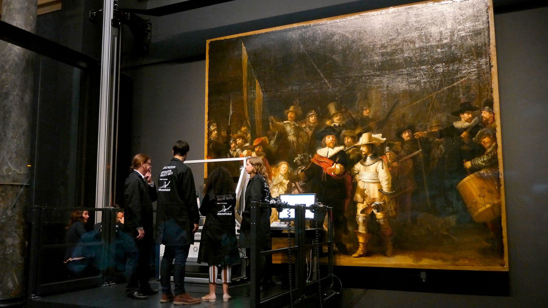 Equipos técnicos trabajaron en la restauración de "La ronda nocturna" en 2019, en el Rijksmuseum de Amsterdam (Foto: AP)