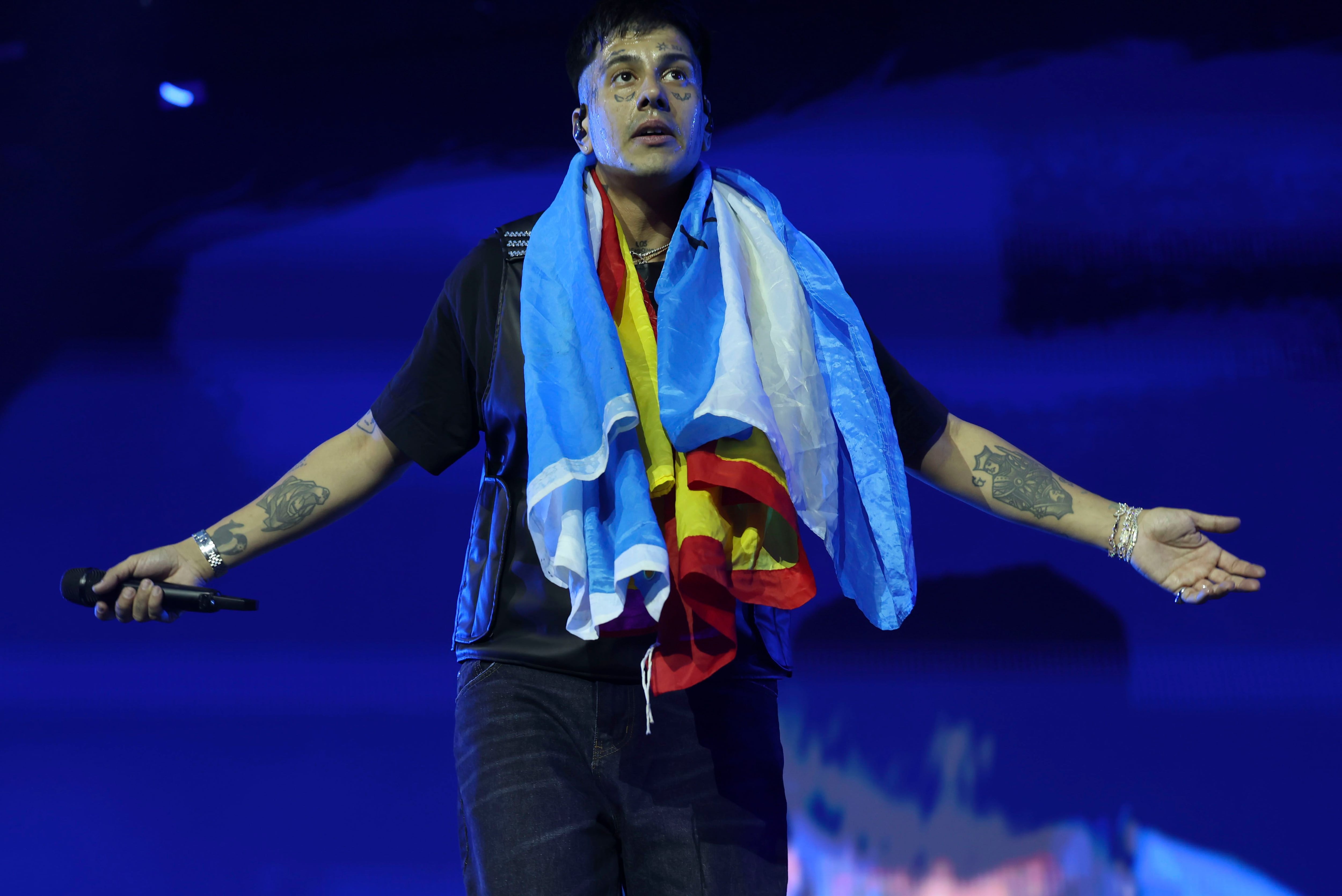 El rapero y compositor argentino Duki, durante el concierto ofrecido este sábado en el estadio Santiago Bernabéu, en Madrid. EFE/Kiko Huesca