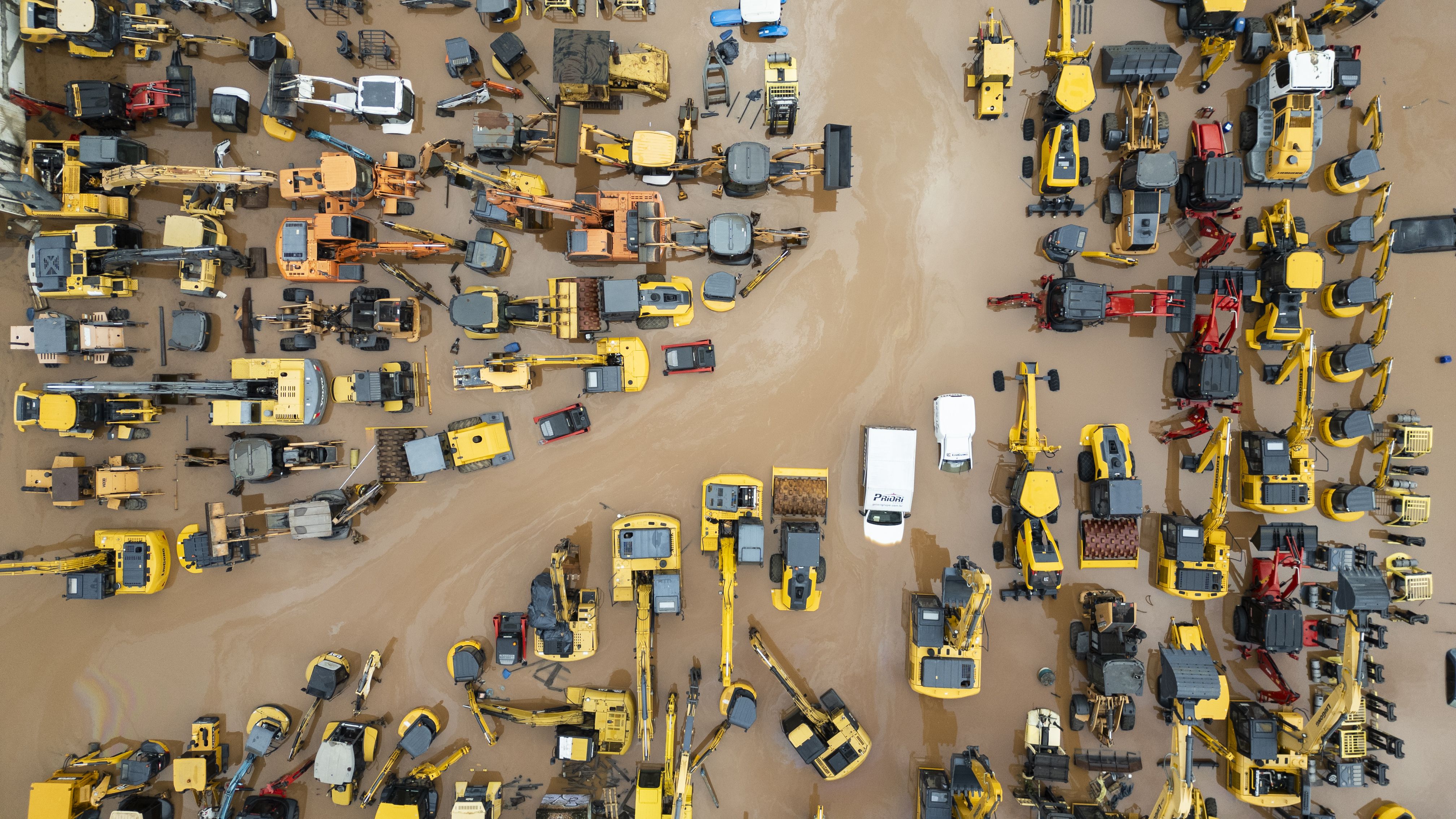 Fotografía aérea que muestra una zona con vehículos inundada este domingo, tras la crecida del lago Guaíba en la ciudad de Porto Alegre (Brasil). EFE/ Isaac Fontana 