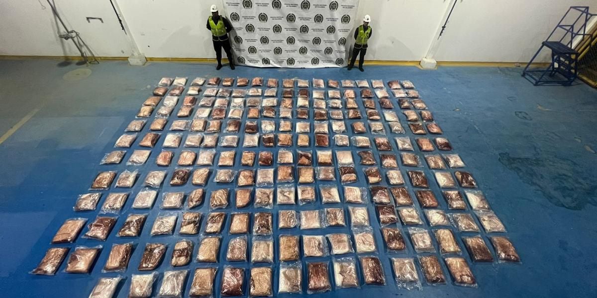 Los uniformados hallaron 200 paquetes rectangulares ocultos dentro de los sacos de azúcar - crédito Policía Nacional de Colombia