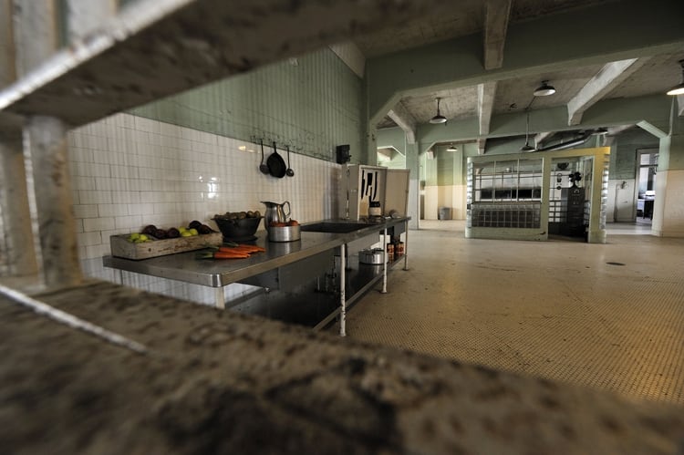 La cocina de Alcatraz. El aislamiento era una política permanente. Ni siquiera podían tener contacto durante las comidas. Casi no existían las actividades recreativas. Era tal la tensión, con este clima represivo, que debieron relajar algunas reglas con el correr de los años. Se empezaron a repetir las automutilaciones y los intentos de suicidio. Así los presidiarios pudieron empezar, entre otras cosas, a practicar música. y ver películas de vez en cuando (BROKER/Shutterstock) 