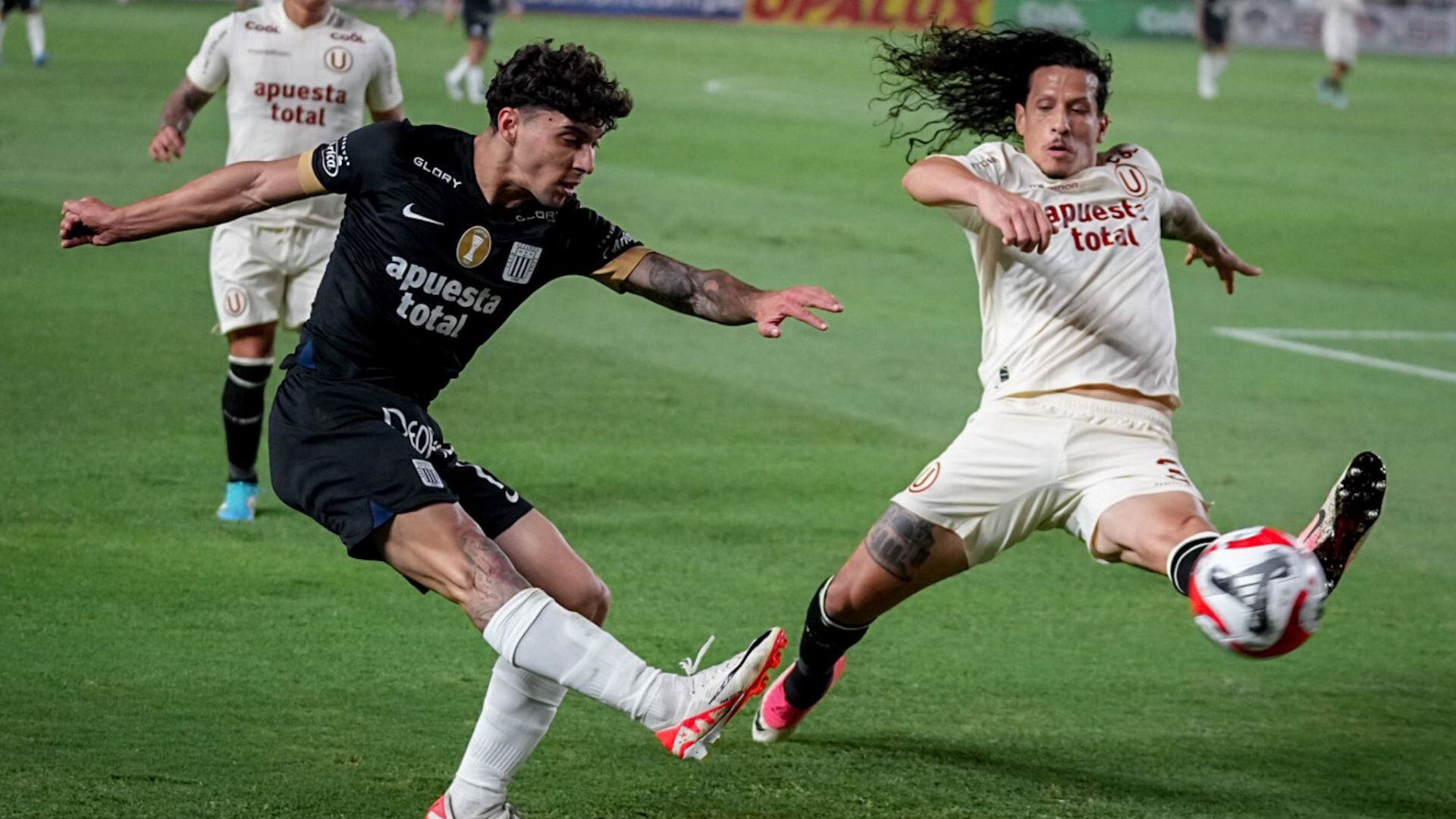 Franco Zanelatto lanzando una pelota al área ante la marca de Williams Riveros. - Crédito: Liga Profesional de Fútbol.