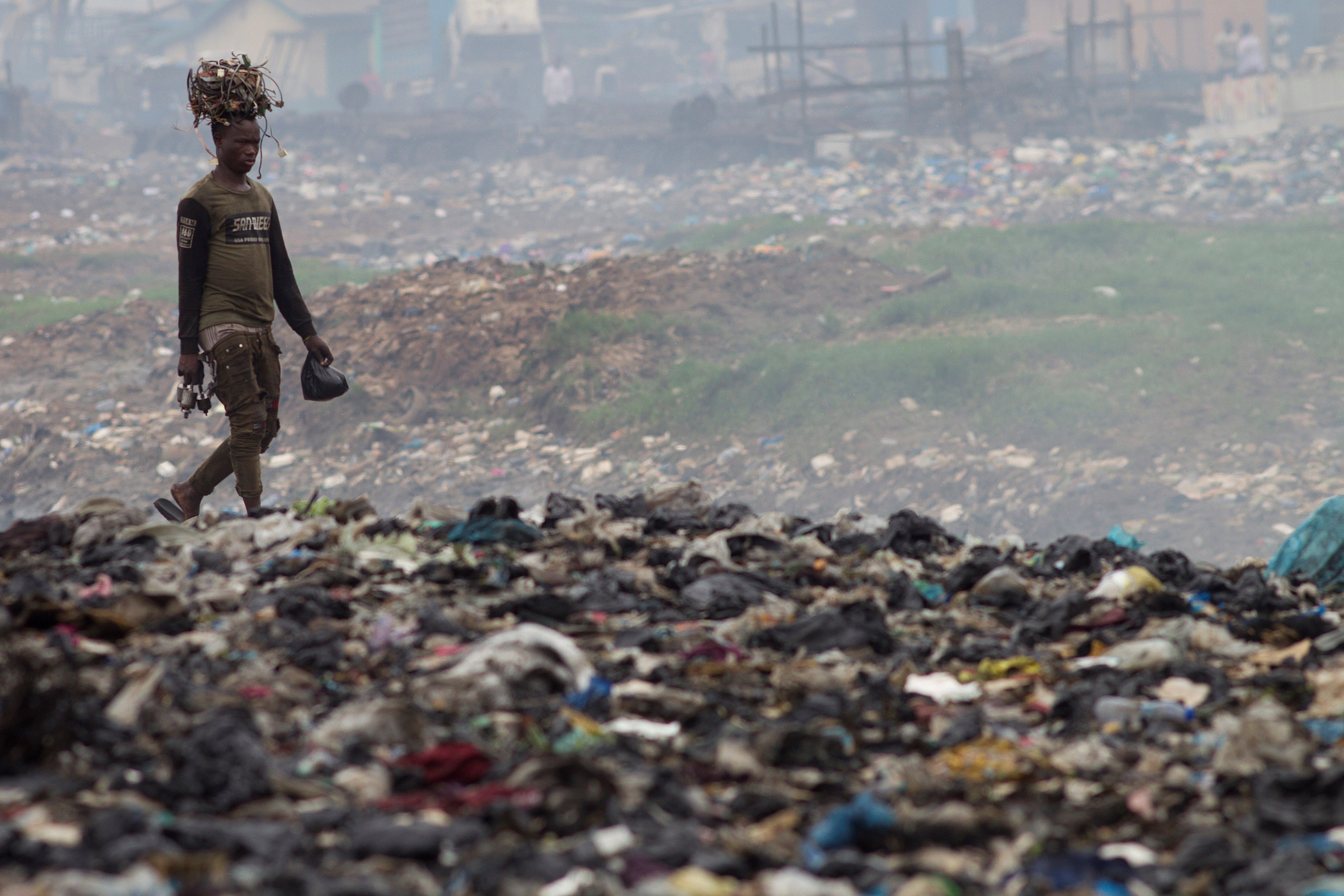 Varios residuos de dispositivos electrónicos terminan en basureros ocsaionando una grave contaminación ambiental. Foto: (EFE/A. Carrasco Ragel/Archivo) 