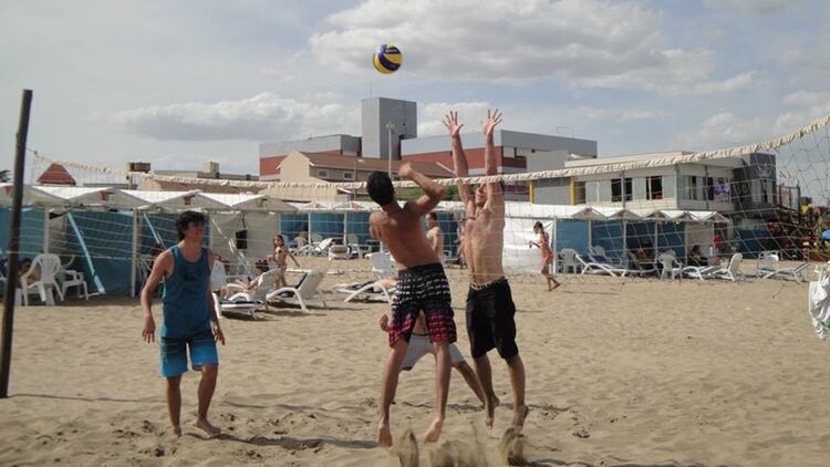 Ese verano, mientras jugaban al voley en el parador Afrika