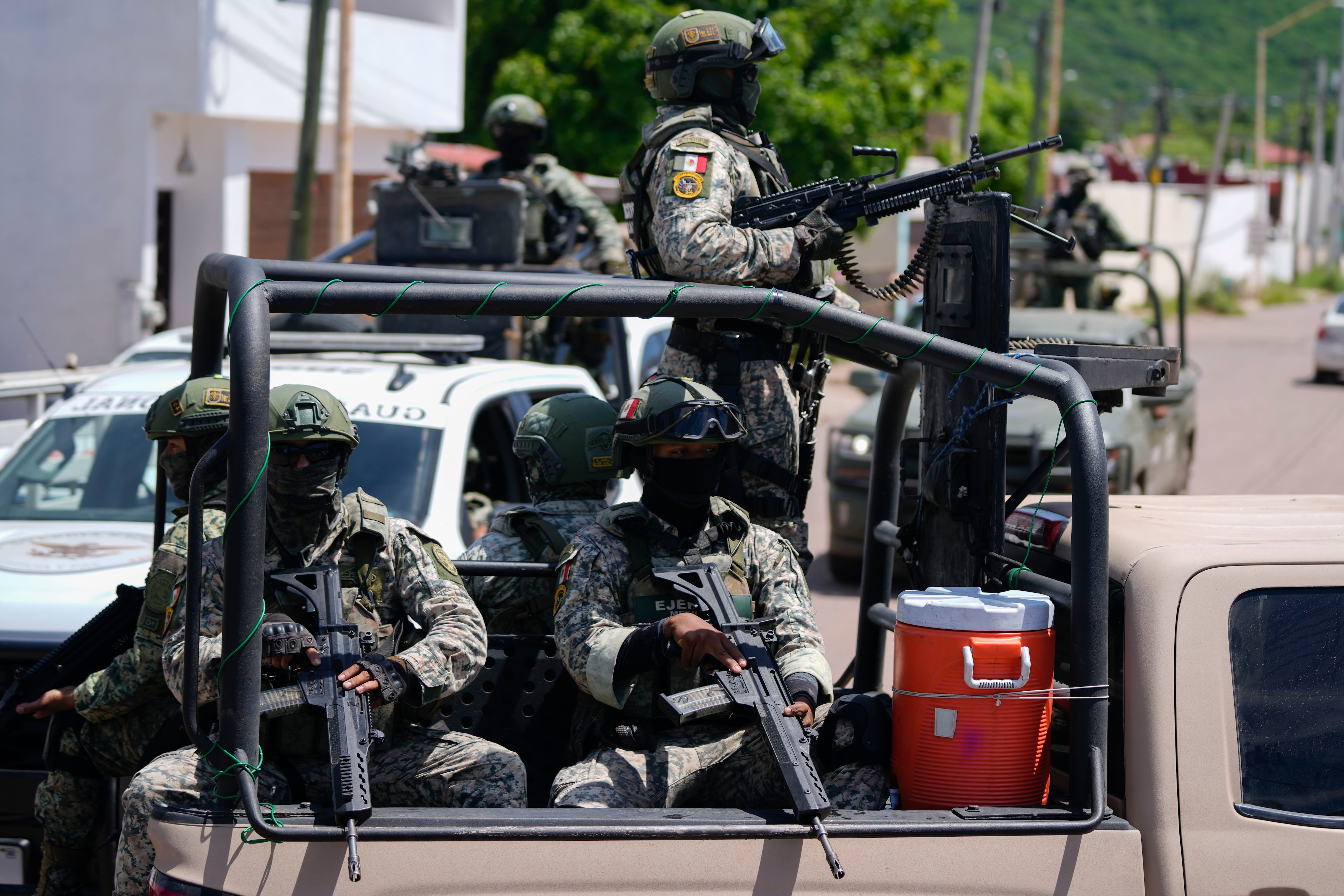 La Guardia Nacional y las fuerzas armadas patrullan durante una operación en el vecindario de Culiacán, estado de Sinaloa, México. (AP Foto/Eduardo Verdugo)