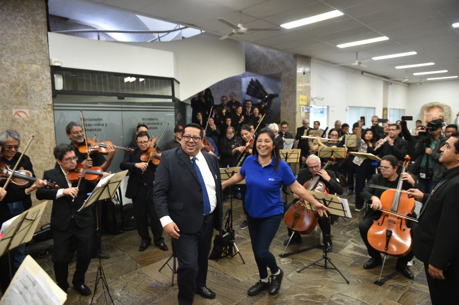 Grupo de artistas protestaban en las afueras del MEF y el ministro Contreras se les unió con un baile de marinera. | Foto: Ministerio de Economía.