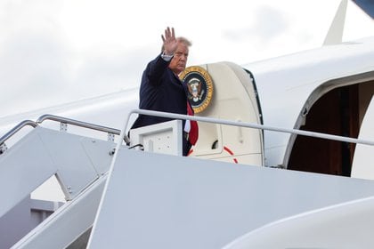 Donald Trump aborda el avión presidencial conocido como Air Force One. Foto: REUTERS/Carlos Barria
